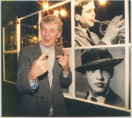 Станислав Пожлаков у своего портрета в Музее джаза: «Как молоды мы были»