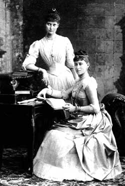 Родные сестры - императрица Александра Федоровна (слева) и великая княгиня Елизавета Федоровна