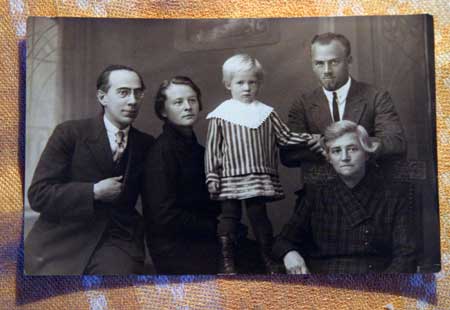 Слева направо: Александр Беляев, его жена Маргарита Константиновна, дочь Люся, брат жены Леопольд Константинович и теща Эльвира Юрьевна. 1928 год